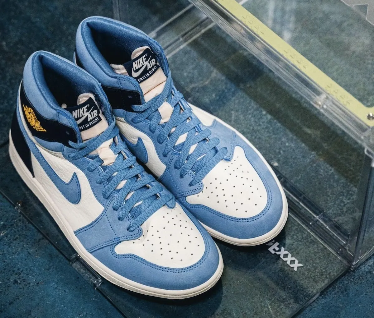 Air Jordan 1 High OG WMNS First in Flight 0