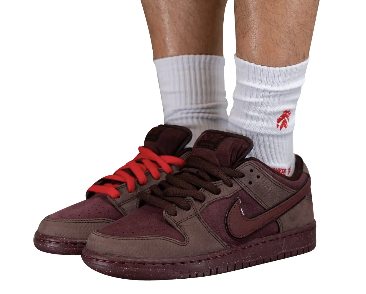 Nike SB Dunk Low City of Love Burgundy Crush 2