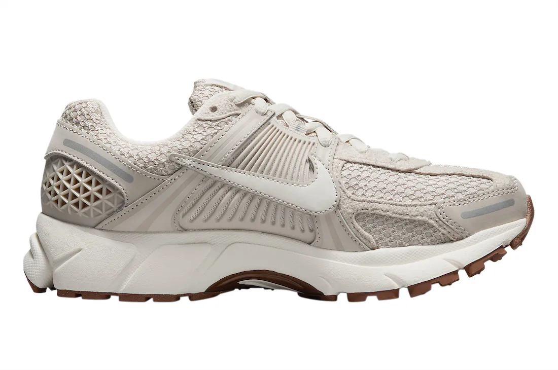 Nike WMNS Zoom Vomero 5 Light Orewood Brown 1