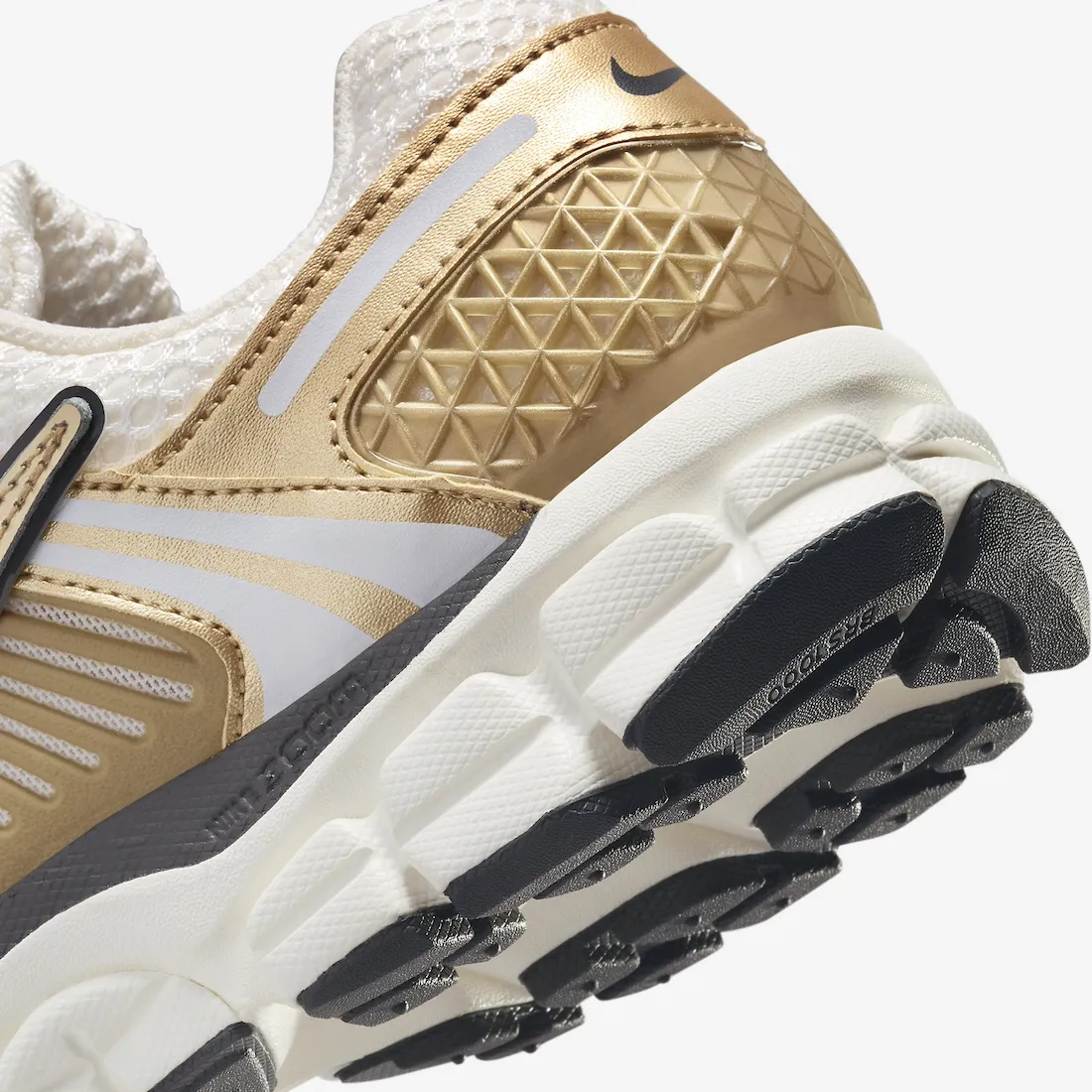 Nike WMNS Zoom Vomero 5 Metallic Gold 6