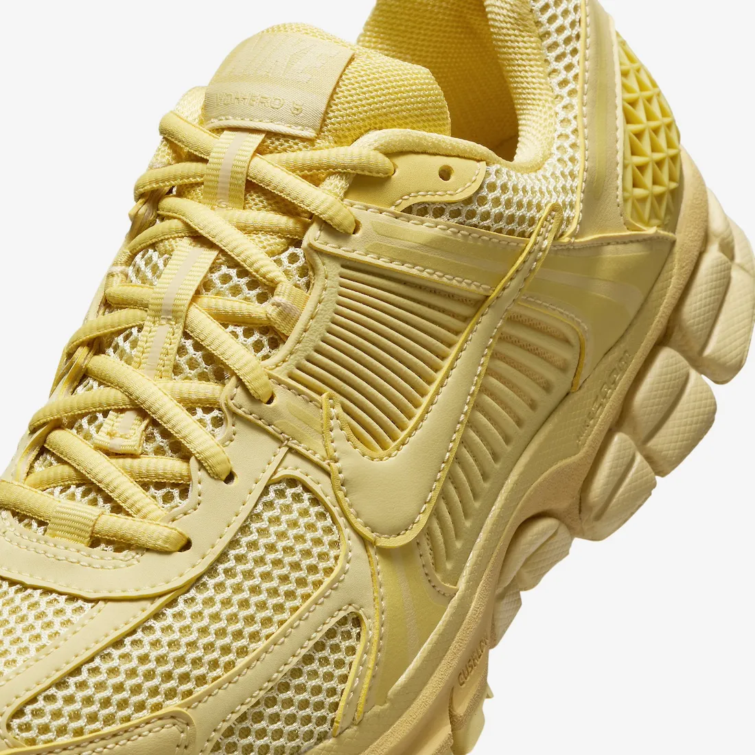 Nike WMNS Zoom Vomero 5 Saturn Gold 5