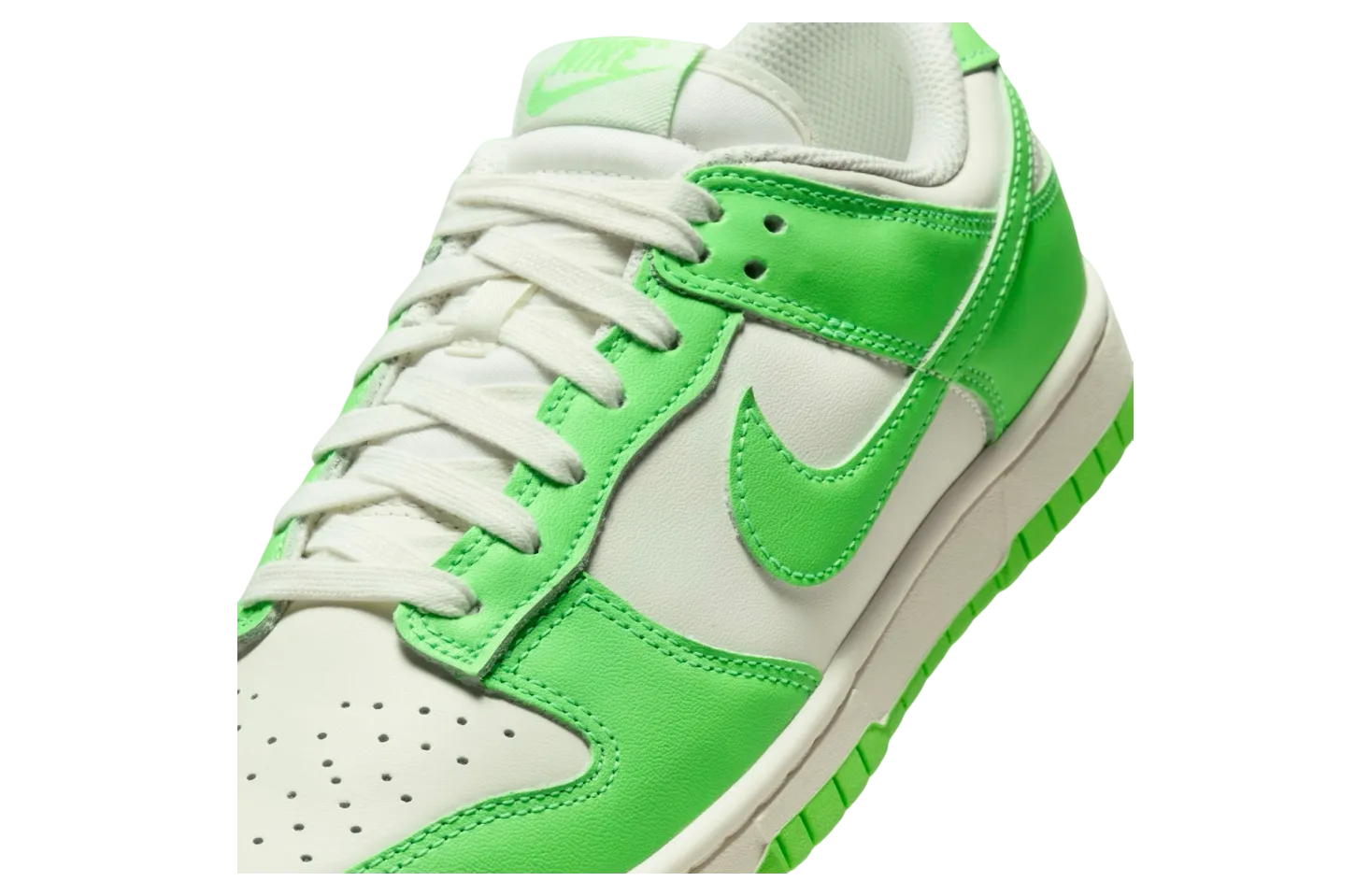 nike dunk low wmns green strike sail 5