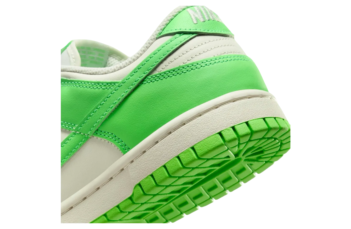 nike dunk low wmns green strike sail 6