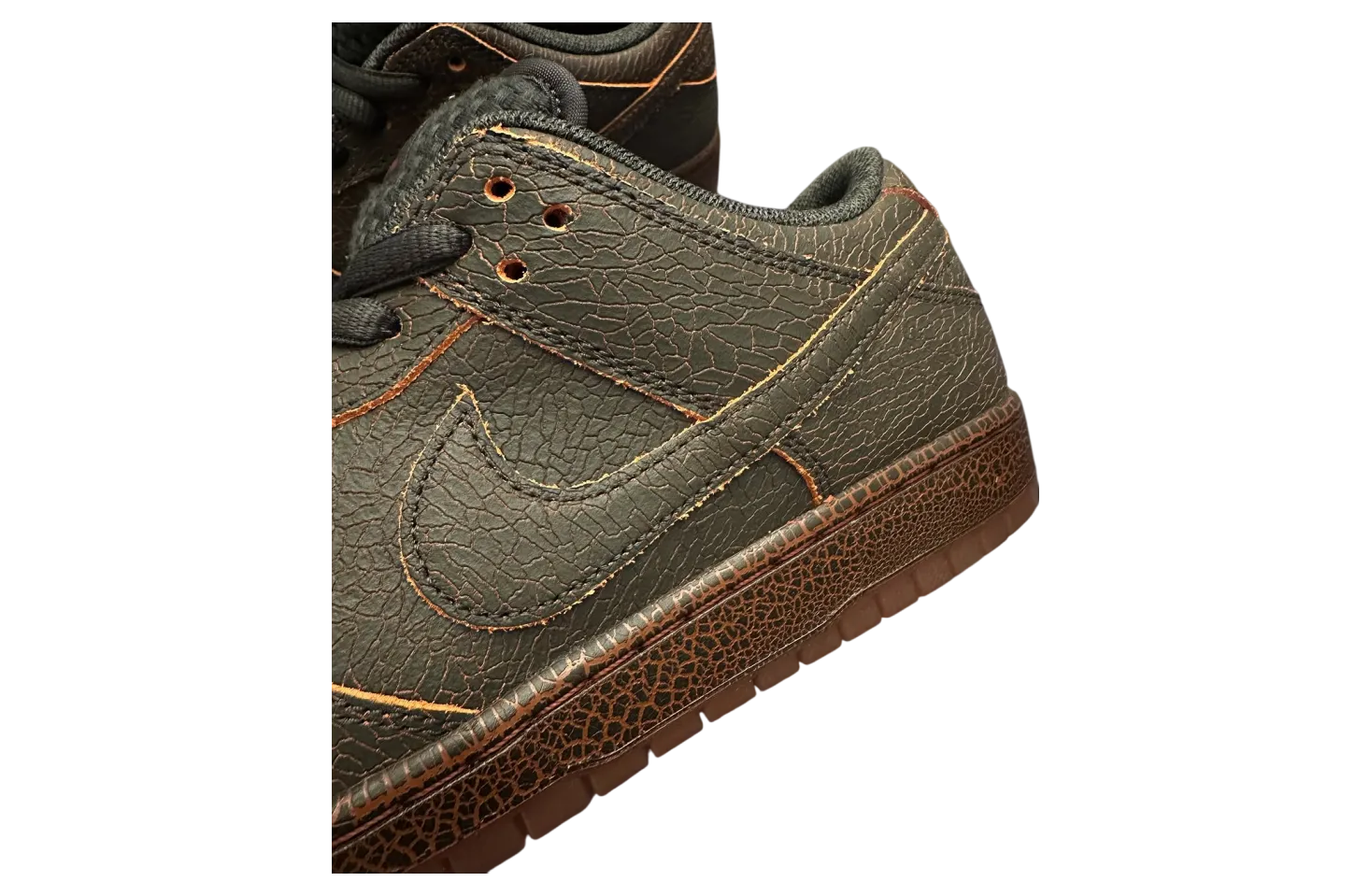 nike sb dunk low krampus 5